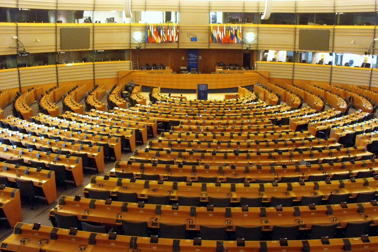 Pacte sur la migration et l’asile : le Parlement européen adopte une réforme marquée par d