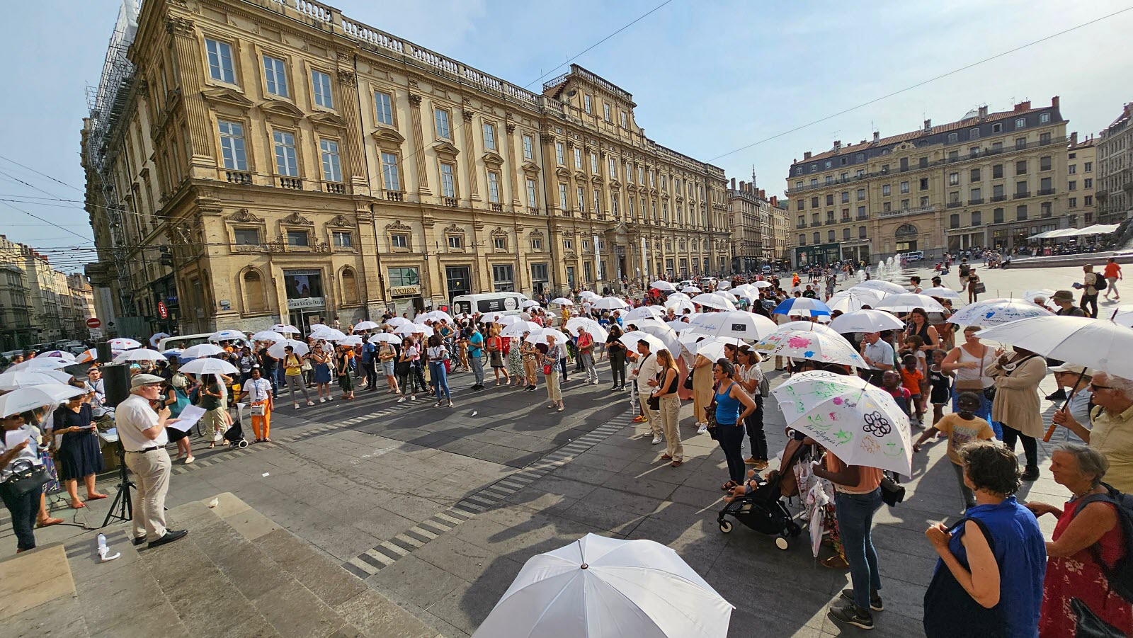 Le Progrès - En images : la Marche des parapluies, édition 2023, de Forum Réfugiés