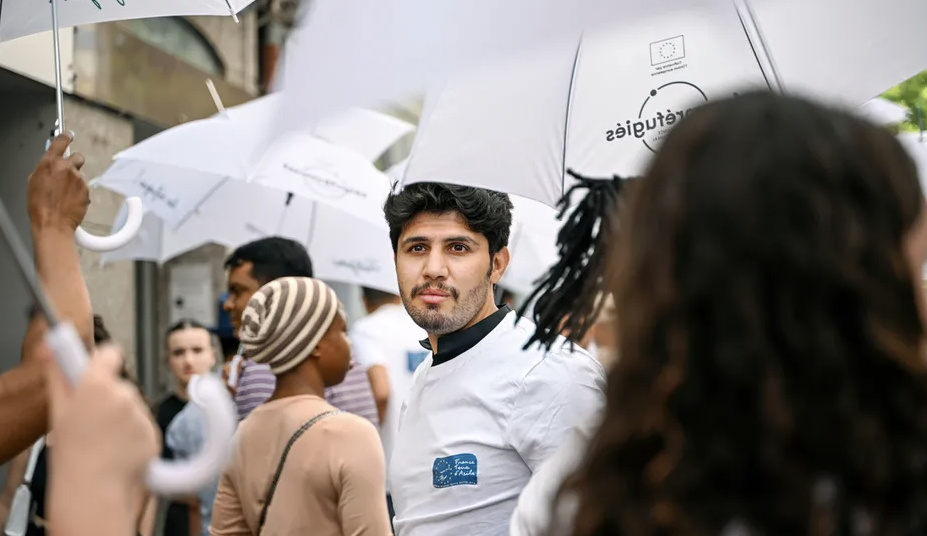 La Montagne : Pourquoi 200 personnes ont défilé avec des parapluies blancs à Aurillac ?